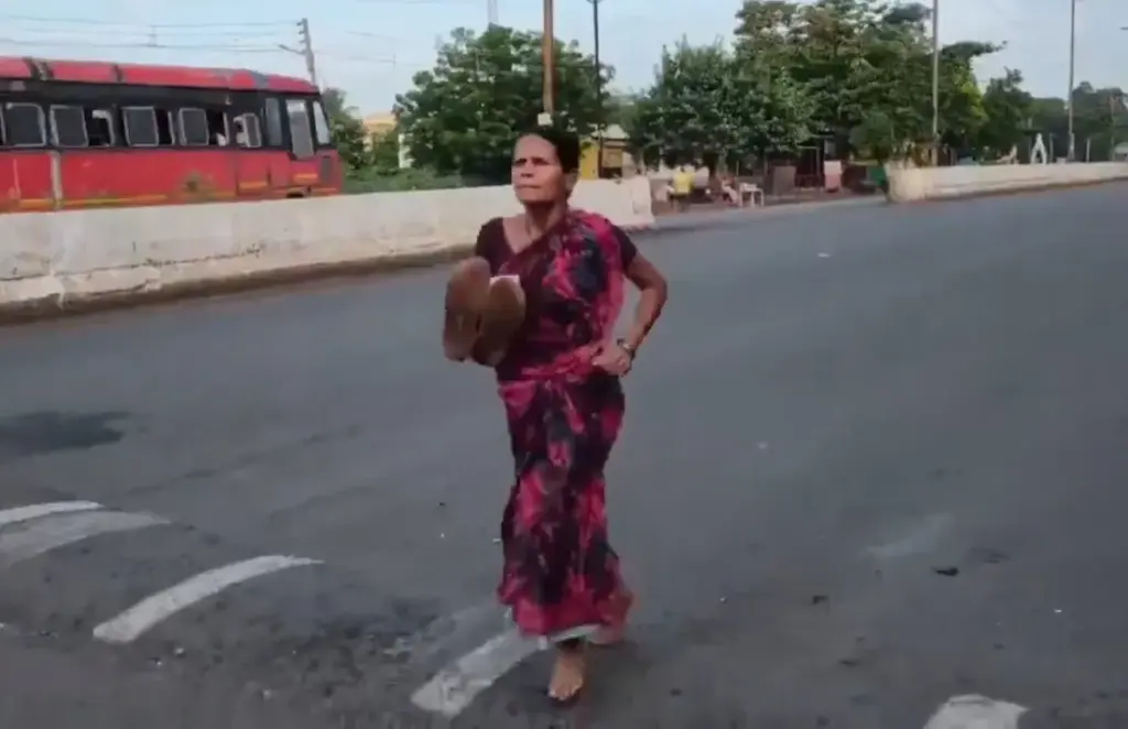 Marathon Barefoot In Saree  "દીકરીનું ભણતર જ મારી જીત છે..." ખુલ્લા પગે અને સાડીમાં મેરેથોન જીતનારી મુંબઈની માતાની પ્રેરણાદાયી કહાની