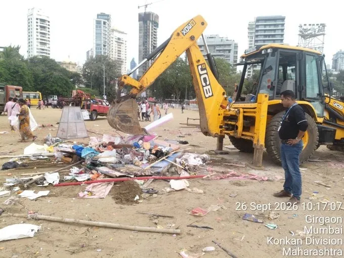 Mumbai Ganesh Visarjan Cleanliness Drive મુંબઈમાં ૨૧ કલાક ચાલેલી ઐતિહાસિક વિસર્જન યાત્રા બાદ ભાવુક વિદાય જુહુ ચોપાટી પરથી BMC એ ૩૪ ટન કચરો એકત્ર કર્યો!