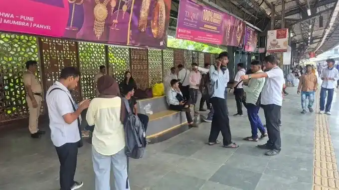 Mumbra Station Surprise Ticket Checking મુંબ્રા સ્ટેશને રેલવેની ‘સરપ્રાઈઝ ટિકિટ ચેકિંગ’; ૧૫૦ બિનટિકિટ મુસાફરો પાસેથી રૂ. ૬૬,૬૧૫નો દંડ વસૂલાયો