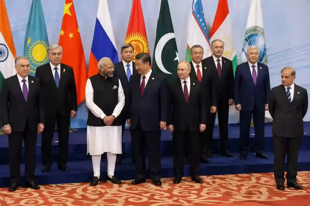 PM Modi SCO Summit Shehbaz Sharif  SCO સમિટમાં છવાઈ ગયા PM મોદી ગ્રુપ ફોટો વખતે વડાપ્રધાનની બોડી લેંગ્વેજે ખેંચી સૌનું ધ્યાન!