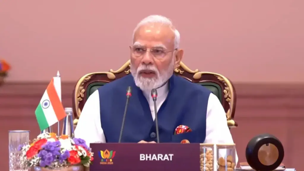 PM Narendra Modi Life Journey વડનગરના રેલવે સ્ટેશનથી દેશના વડાપ્રધાન પદ સુધી નરેન્દ્ર મોદીની સંઘર્ષભરી અને પ્રેરણાદાયી જીવનયાત્રા