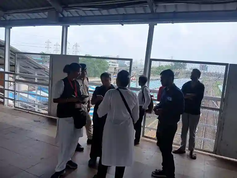 Railway Ticket Checking Drive  સાયન રેલવે સ્ટેશને સેન્ટ્રલ રેલવેની ‘ફોર્ટ્રેસ ટિકિટ ચેકિંગ ડ્રાઇવ’ ૧૮૯ ટિકિટ વગરના મુસાફરો ઝડપાયા, ₹૮૧,૫૬૫નો દંડ વસૂલાયો!