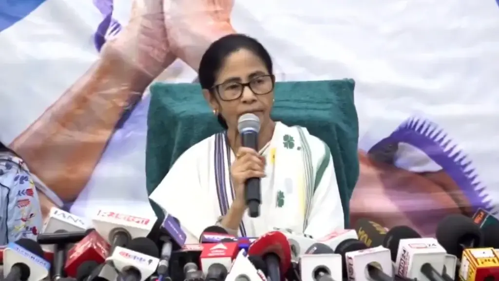 Rejinagar TMC Candidate Withdraws Nomination  નંદીગ્રામ બાદ હવે રેજીનગરમાં તૃણમૂલને મોટો ઝટકો મમતા બેનર્જીના ઉમેદવારે ઉમેદવારી પત્ર પાછું ખેંચ્યું