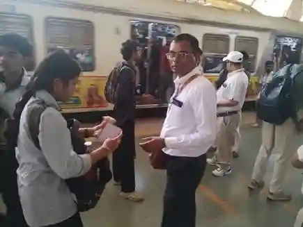 Seawoods Surprise Ticket Checking Drive  સીવુડ્સ દારાવે સ્ટેશને રેલવે તંત્રની તવાઈ સરપ્રાઈઝ ટિકિટ ચેકિંગમાં ૨૩૯ મુસાફરો ઝડપાયા, ₹૧.૧૯ લાખથી વધુનો દંડ વસૂલાયો!
