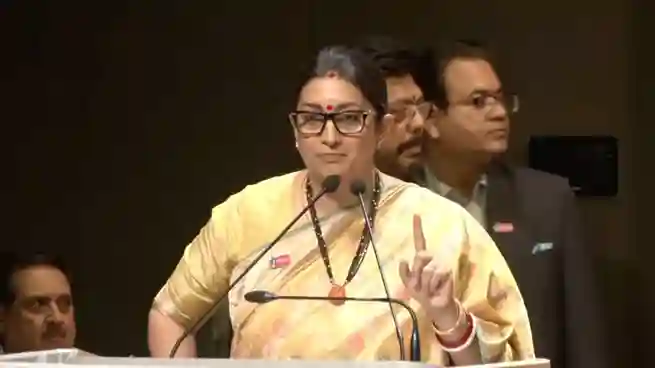 Smriti Irani New BJP Responsibilities સંગઠનાત્મક પુનરાગમન સ્મૃતિ ઇરાનીને ભાજપ હાઈકમાન્ડે સોંપી બે મહત્વના રાજ્યોની કમાન; પક્ષના પ્રચાર અને સમન્વયને મળશે નવી ધાર