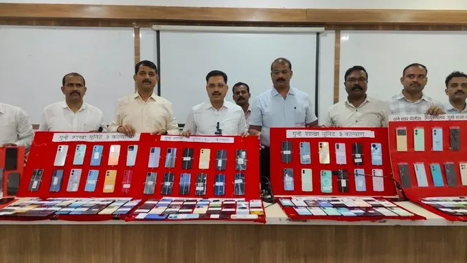 Thane Police Mobile Recovery ઠાણે પોલીસની સફળ કામગીરી સીઇઆઇઆર પોર્ટલની મદદથી ૧૯ લાખથી વધુ કિંમતના ૧૮૦ ગુમ થયેલા મોબાઇલ ફોન કરાયા હસ્તગત