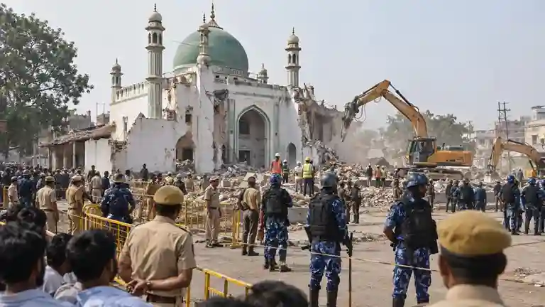 Ujjain Shahi Masjid Demolition ઉજ્જૈન શાહી મસ્જિદ વિવાદમાં નવો વળાંક કમિટીએ જાતે કાર્યવાહી શરૂ કરી, વિસ્તારમાં RAF તૈનાત
