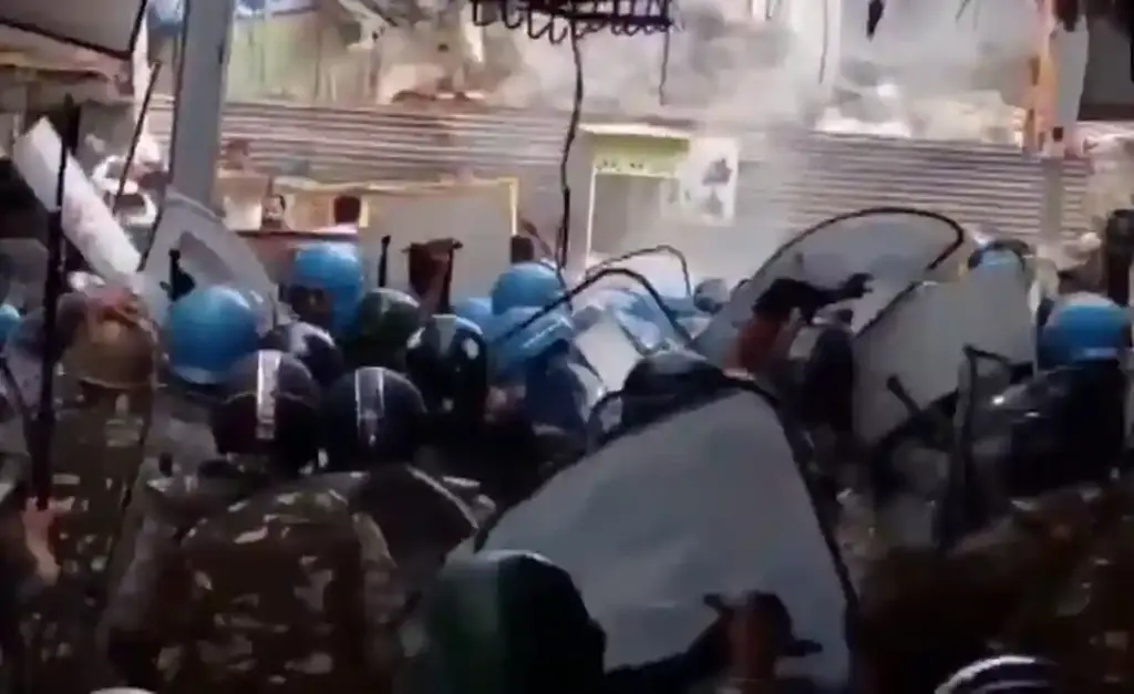 Ujjain Tension Stone Pelting પથ્થરમારો કરનારા સામે પોલીસનું કડક વલણ ઉજ્જૈનમાં ૧૦ શખ્સો સકંજામાં, શહેરમાં ચુસ્ત બંદોબસ્ત અને ફ્લેગ માર્ચ