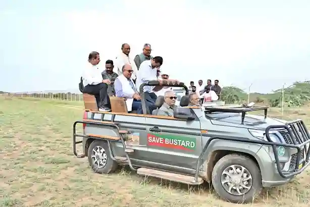 Union Environment Minister Kutch GIB Visit લુપ્ત થતા ઘોરાડને બચાવવા કચ્છમાં ઐતિહાસિક પહેલ! કેન્દ્રીય મંત્રીના હસ્તે 'સોફ્ટ રિલીઝ સેન્ટર' અને 'સાયરા વન કવચ' દેશને સમર્પિત