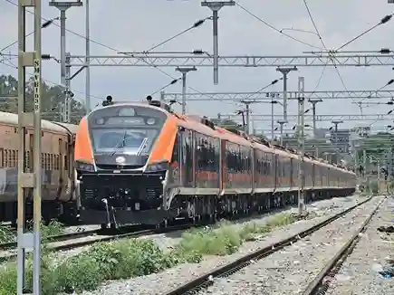 Vande Bharat Express Speed Record  રેલવેની અદભુત કમાલ બુલેટ ટ્રેન પહેલાં જ વંદે ભારત એક્સપ્રેસની તોફાની સ્પીડ, ૧૮૦ કિમી પ્રતિ કલાકની ઝડપે દોડીને રાજધાનીશતાબ્દીને આપી ટક્કર!