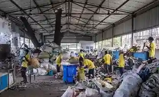 Waste Plastic Management કચરાથી ઉપયોગિતા સુધીની સફર ભારતીય શહેરો પ્લાસ્ટિક કચરાની કહાની બદલી રહ્યાં છે, રિસાયકલિંગથી બન્યા મજબૂત રસ્તા અને ઉપયોગી ઉત્પાદનો!