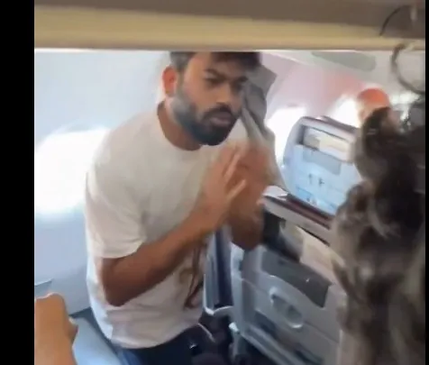 Abhijeet Dipke Flight Drama Detention હાથ જોડીને ઊભા રહ્યા દીપકે, પછી પોલીસ સાથે ઉગ્ર દલીલો ફ્લાઇટમાં અટકાયત પહેલાં ભારે ડ્રામા