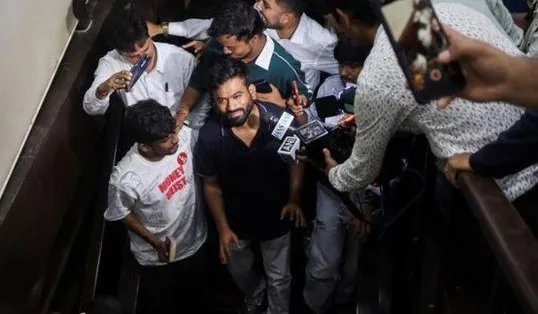 Abhijit Dipke Detained Dadar Protest દાદરમાં મોટો હંગામો થાય તે પહેલાં જ મુંબઈ પોલીસ એક્શનમાં! CEC જ્ઞાનેશ કુમાર સામે વિરોધ પ્રદર્શન કરનાર અભિજીત દીપકેની અટકાયત