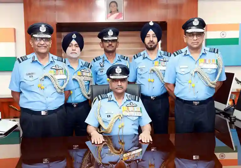 Air Chief Marshal Ashutosh Dixit Takes Charge એર ચીફ માર્શલ આશુતોષ દીક્ષિતે ૨૯મા વાયુસેના વડા તરીકે કમાન સંભાળી ૪૨ વર્ષની સેવા બાદ એપી સિંહ થયા નિવૃત્ત