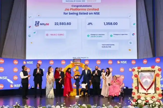Ambani Family Rings Bell For Jio IPO શેરબજારમાં ડેબ્યૂ…જિયો લિસ્ટિંગમાં જોવા મળ્યો 'હમ સાથ સાથ હૈ' અંદાજ! ઈશા અને આકાશ અંબાણીએ સાથે વગાડ્યો ઘંટ..