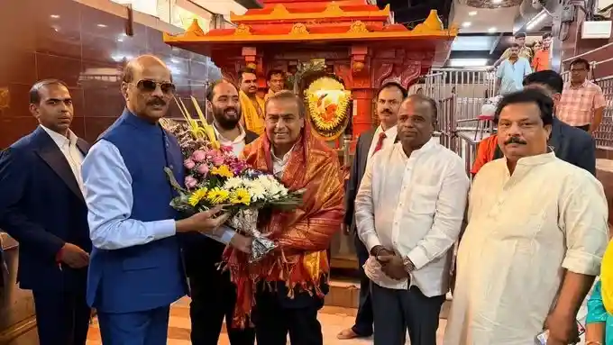 Ambani Family Visits Siddhivinayak Temple Jio IPO ના ધમાકેદાર લિસ્ટિંગ બાદ અંબાણી પરિવાર સિદ્ધિવિનાયકના ચરણે ગણપતિ બાપ્પાના આશીર્વાદ લીધા