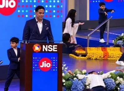 Ambani Grandkids Steal Limelight At Jio Event દુનિયાના ધનિક પરિવારના બાળકો પણ આટલાં તોફાની હોય? મુકેશ અંબાણીના પૌત્ર પૃથ્વી અંબાણીની આખા હોલમાં દોડાદોડ; જુઓ મજેદાર વિડીયો