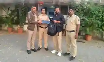 Andheri Police Bag Recovery  પ્રવાસીની બેગ ઉબેર કેબમાં છૂટી ગઈ; અંધેરી પોલીસ ટીમે ત્વરિત કાર્યવાહી કરી ટેકનિકલ ટ્રેકિંગ દ્વારા સામાન પરત અપાવ્યો