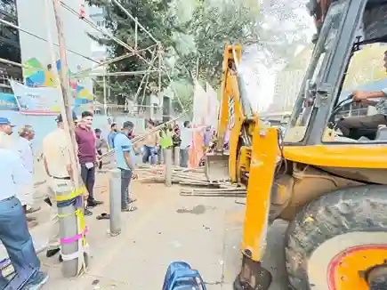 BMC Demolition Drive Dadar દાદર ફ્લાવર માર્કેટ અને સેનાપતિ બાપટ માર્ગ પર BMC નું બુલડોઝર ૧૨ ગેરકાયદે બાંધકામો તોડી પડાયા!