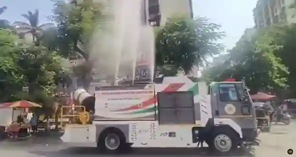 BMC Dust Control Water Sprinkling હવાનું પ્રદૂષણ ડામવા પાલિકા એક્શન મોડમાં, કાંદિવલીમાં ધૂળ નિયંત્રણ માટે BMCએ પાણીનો છંટકાવ શરૂ કર્યો