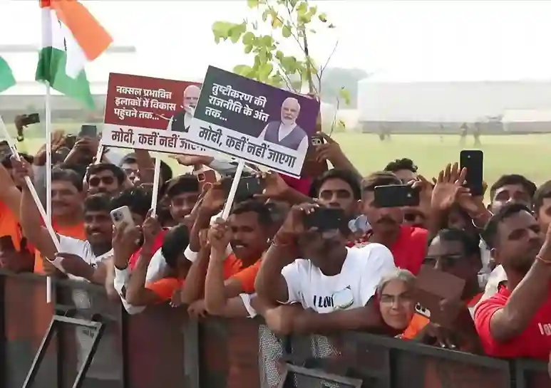 Banaskantha Women Modi Poster Welcome   પીએમ મોદીના બનાસકાંઠા પ્રવાસ પૂર્વે જબરદસ્ત જનમેદની હાથમાં 'મોદી કહીં નહીં જાયેગા'ના પ્લેકાર્ડ ..