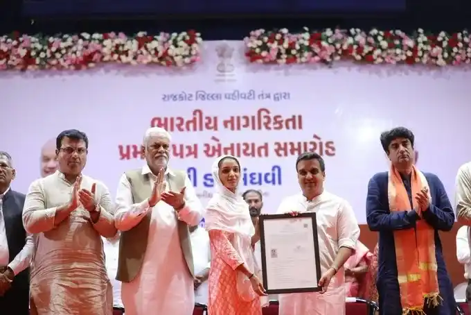 CAA Impact In Gujarat ગુજરાતમાં નવરાત્રિમાં જ દિવાળી જેવો માહોલ... ૩૧૯ પાકિસ્તાની બન્યા ભારતીય; છલકાયા ખુશીના આંસુ