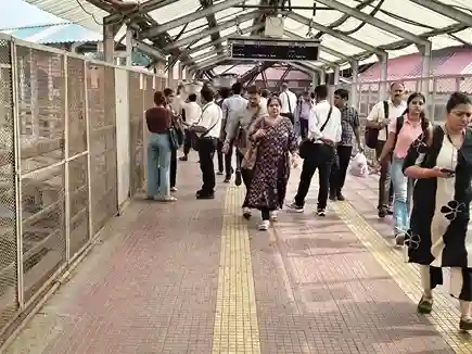 CSMT Ticket Checking Drive  સીએસએમટી ખાતે રેલવેની સ્પેશિયલ ટિકિટ ચેકિંગ ડ્રાઇવ 321 મુસાફરો પાસેથી ₹1.55 લાખથી વધુનો દંડ વસૂલાયો