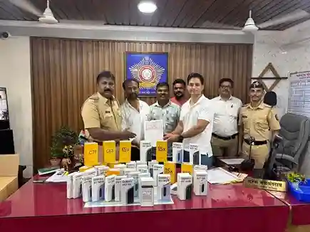 Charkop Police Mobile Phone Recovery ઘરફોડ ચોરીમાં ગયેલા ૪૯ નવા મોબાઇલ ઉત્તર પ્રદેશમાંથી જપ્ત ચારકોપ પોલીસે મૂળ ફરિયાદીને સોંપ્યા!