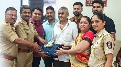 Chembur Police Recover Cash And Gold In Auto પતિના ઓપરેશન માટે લાવેલા ₹૧ લાખ રોકડા અને દાગીના રિક્ષામાં ભુલાયા ચેમ્બુર પોલીસે ગણતરીના કલાકોમાં શોધી પરત કર્યા