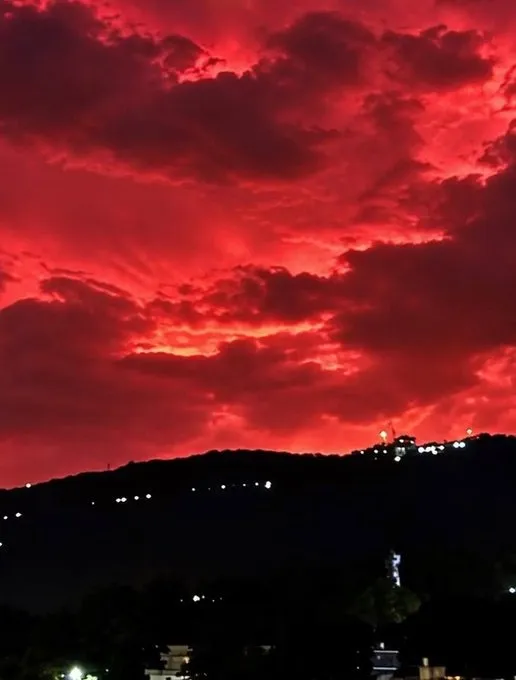 Chhattisgarh Blood Red Sky Phenomenon   છત્તીસગઢમાં અદભુત નજારો સૂર્યાસ્ત સમયે આખું આકાશ લોહી જેવું લાલ! જુઓ વિડીયો