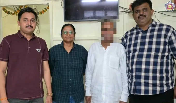 DN Nagar Police Arrest Wanted Fugitive પોલીસે ઓળખ છુપાવી ૨૧ વર્ષથી ફરાર વોન્ટેડ આરોપીને કર્ણાટકમાંથી દબોચ્યો ડી. એન. નગર પોલીસની મોટી સફળતા