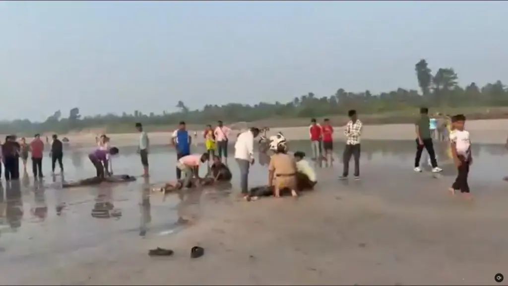 Diveagar Beach Drowning Tragedy દિવેઆગર બીચ પર 8 વિદ્યાર્થીઓના ડૂબવાથી મોતના મામલે તપાસના આદેશ CM દેવેન્દ્ર ફડણવીસ અને ડેપ્યુટી CM સુનેત્રા પવારે વ્યક્ત કર્યો ઊંડો શોક