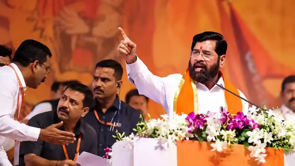 Eknath Shinde Dasara Melava Anger "મને ખૂણામાં કોણે બેસાડ્યો?" દશેરા મેળાવડામાં ભાષણ પૂર્ણ થતાં જ મંચ પર આયોજકો પર ભડક્યા એકનાથ શિંદે