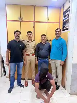 Habitual Thief Arrested Andheri અંધેરીમાં મેડિકલ સ્ટોરમાંથી મોબાઈલ ચોરનાર રીઢો તસ્કર ઝડપાયો 21 થી વધુ ગુનાઓમાં સંડોવાયેલા આરોપીને પોલીસે દબોચ્યો