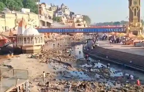 Har Ki Pauri Dry ગંગા મૈયાના નામે આ કેવો અનાદર? હર કી પૌડી સુકાતાં જ સામે આવ્યું શરમજનક સત્ય નદીના પટમાં કચરાના ઢગલા જોઈ ભક્તો પણ સ્તબ્ધ!
