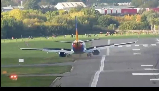 Jet2 Boeing Skids At Birmingham Airport બર્મિંગહામ એરપોર્ટ પર મોટી દુર્ઘટના ટળી, લેન્ડિંગ વખતે રનવે પરથી લપસ્યું બોઇંગ વિમાન