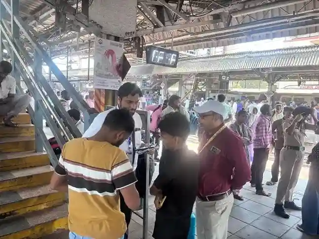 Kalyan Station Ticket Checking Drive કલ્યાણ રેલવે સ્ટેશને ખાસ ટિકિટ ચેકિંગ ડ્રાઇવ વગર ટિકિટે મુસાફરી કરતા ૬૬૧ પ્રવાસીઓ પાસેથી ₹૩.૨૯ લાખથી વધુનો દંડ વસૂલાયો