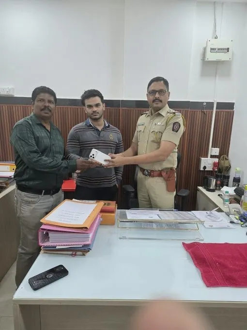 Khar Police Cyber Cell iPhone Recovery  ખાર પોલીસ સાયબર સેલની પ્રશંસનીય કામગીરી ₹૧.૫૦ લાખનો ગુમ થયેલો iPhone 17 Pro Max શોધી મૂળ માલિકને પરત સોંપ્યો!