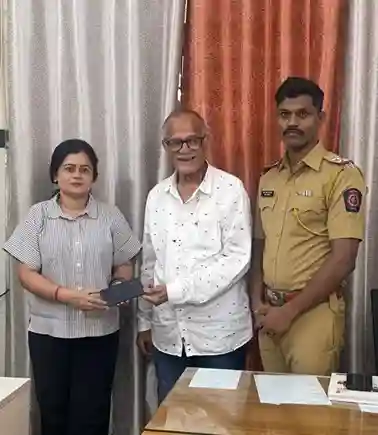 Lost Mobile Traced Khar Cyber Team ગુમ થયેલો મોબાઈલ સાયબર ટીમે શોધી મૂળ માલિકને પરત સોંપ્યો ખાર પોલીસની પ્રશંસનીય કામગીરી