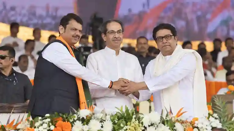 Maharashtra Leaders Mega Stage Sharing દેવેન્દ્ર ફડણવીસ, ઉદ્ધવ ઠાકરે અને રાજ ઠાકરે પ્રથમવાર એક જ મંચ પર શું છે સંકેત? કોનું વધશે ટેન્શન?