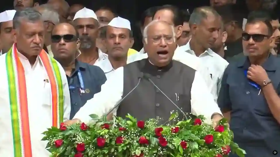 Mallikarjun Kharge Controversial Remark પટનામાં મલ્લિકાર્જુન ખડગેના વિવાદાસ્પદ બોલ 'મોદી શું, મોદીનો બાપ પણ જશે', શું બિહાર ચૂંટણીમાં આ મુદ્દો બનશે ટર્નિંગ પોઈન્ટ?