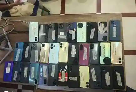 Manpada Police Trace Lost Mobiles માનપાડા પોલીસની સરાહનીય કામગીરી અધધ ₹4.84 લાખના 32 ગુમ થયેલા મોબાઈલ શોધી મૂળ માલિકોને પરત સોંપ્યા