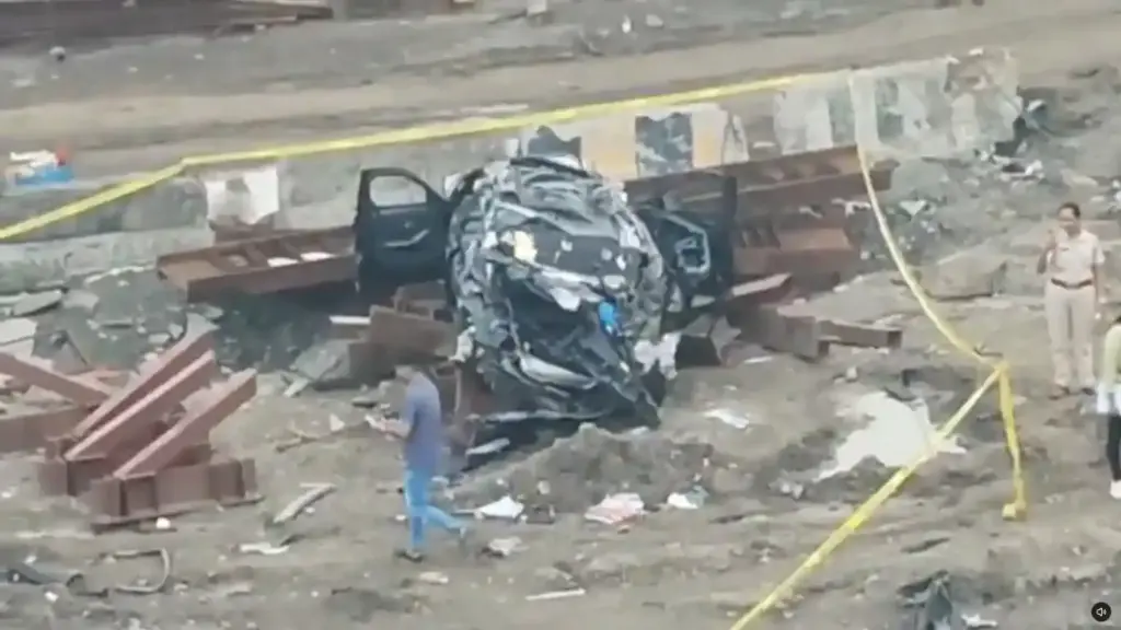Mumbai Coastal Road Minor BMW Crash વર્લી પોલીસની મોટી કાર્યવાહી ૧૭ વર્ષીય સગીરને લક્ઝરી કાર આપવા બદલ ગિરગાંવના વેપારી પિતા સામે BNS અને મોટર વ્હીકલ એક્ટ હેઠળ કેસ