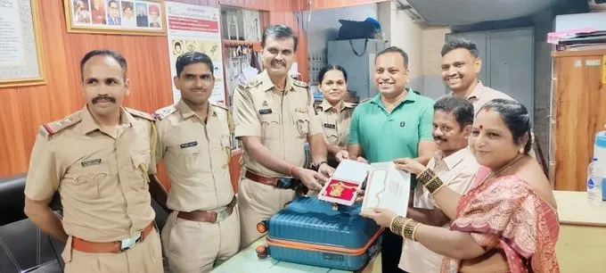 Nehru Nagar Police Recover Gold નેહરુ નગર પોલીસની પ્રશંસનીય કામગીરી ગણતરીના ૨ કલાકમાં ૧૨ તોલા સોનાથી ભરેલી સૂટકેસ શોધી માલિકને પરત સોંપી