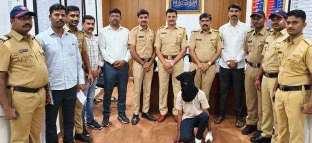 Palghar Woman Murder And Robbery Case પાલઘરમાં મહિલાની હત્યા અને સનસનીખેજ લૂંટ કેસમાં બે આરોપી ઝડપાયા પોલીસે ₹૯૦,૦૦૦ નો ચોરાયેલો મુદ્દામાલ કર્યો જપ્ત
