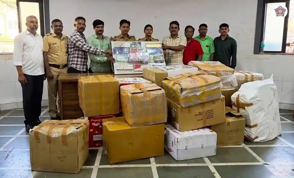 Pydhonie Police Raid In Masjid Bunder મસ્જિદ બંદરની હોટલ પર પાયધૂની પોલીસનો મોટો સપાટો ₹૭૨.૨૧ લાખની વિદેશી સિગારેટ અને ઈસિગારેટનો જથ્થો જપ્ત, ૧૯ શખ્સો સામે ગુનો