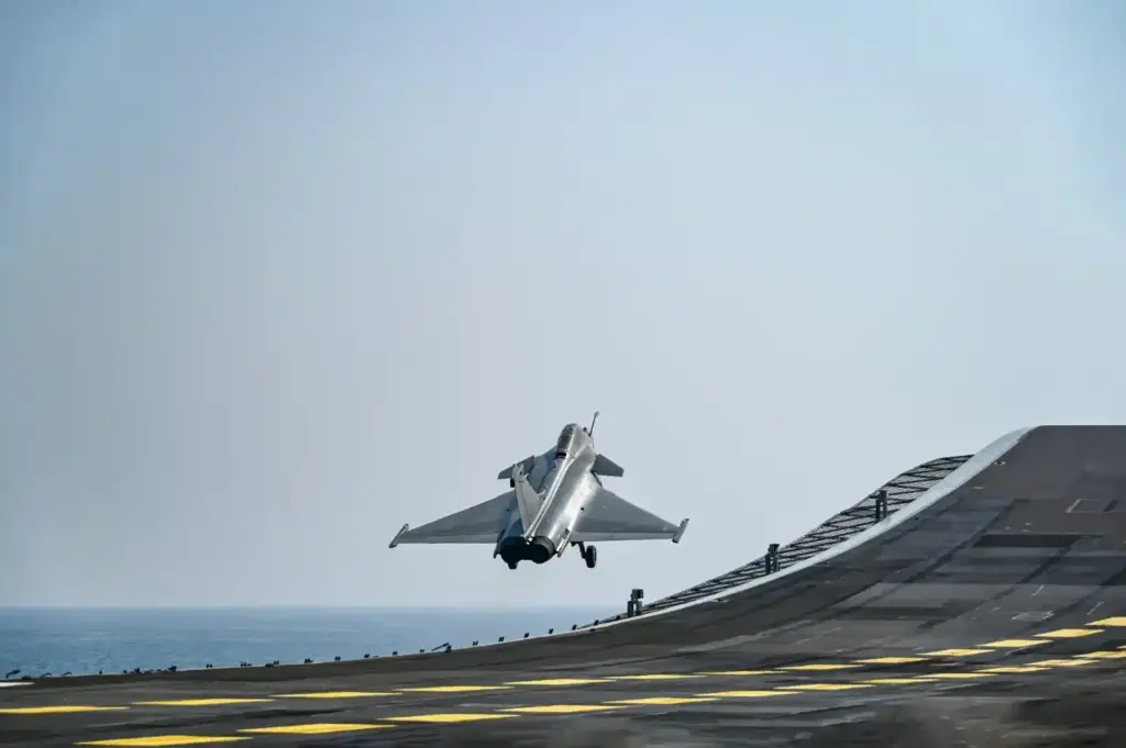 Rafale Marine INS Vikrant Landing ભારતીય નૌસેનાનો ઐતિહાસિક પરાક્રમ સ્વદેશી યુદ્ધજહાજ INS વિક્રાંત પર પહેલીવાર ઉતર્યું રાફેલ મરીન ફાઈટર જેટ