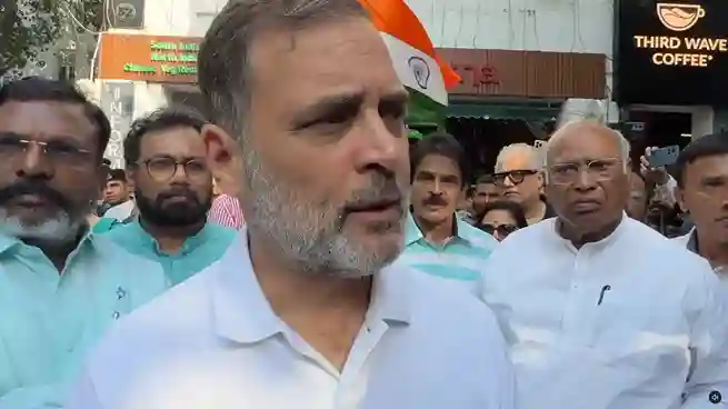 Rahul Gandhi Detained દિલ્હીના રસ્તાઓ પર જબરદસ્ત ઘમાસાણ! રાહુલ ગાંધીની અટકાયત થતાં જ કાર્યકરો ભડક્યા પોલીસ અને નેતાઓ આમનેસામને