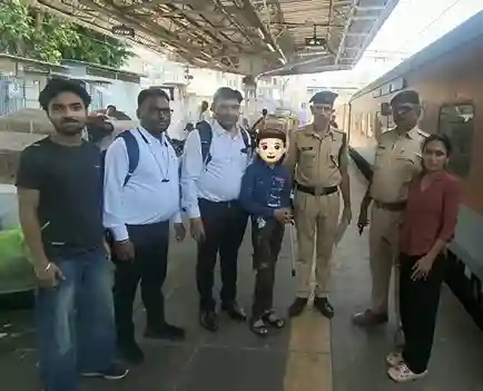 Railway TTE Rescues Minor Boy રેલવે ટીટીઈની સતર્કતાથી ટ્રેનમાં એકલો ભટકતો 12 વર્ષનો સગીર સુરક્ષિત પૂછપરછ બાદ CSMT RPF ને સોંપાયો