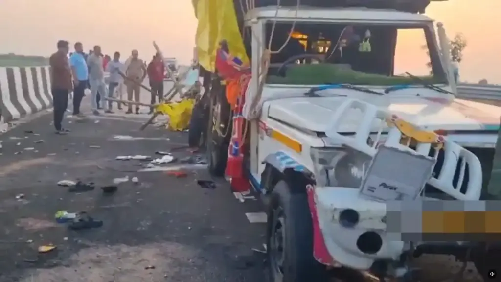 Samruddhi Expressway Road Accident સમૃદ્ધિ એક્સપ્રેસવે પર ગમખ્વાર અકસ્માત 7 ભક્તોના કમકમાટીભર્યા મોત, 19 ઘાયલ, શેગાંવથી દુર્ગા માતાની મૂર્તિ લઈને પરત ફરતી વખતે સર્જાયો બનાવ